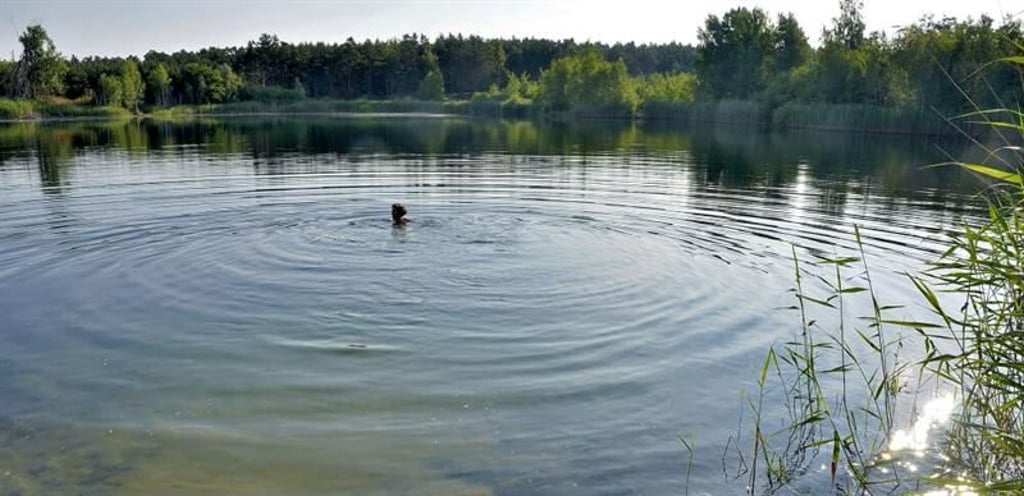 Eine der Gruben, in denen rund um Plözky geschwimmen werden kann.