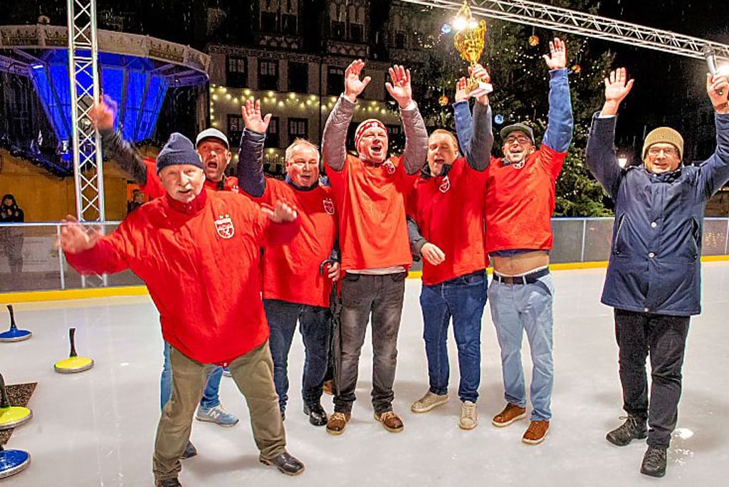 Vorjahressieger: 2024 bekamen die „Domfratzen“ von OB Müller den Pokal auf dem Eis überreicht.
