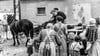 Das Foto (entstanden um 1960) zeigt, wie Bäcker Kürbs junior aus Gröst neben dem Bornhaus seine Ware verkauft. 