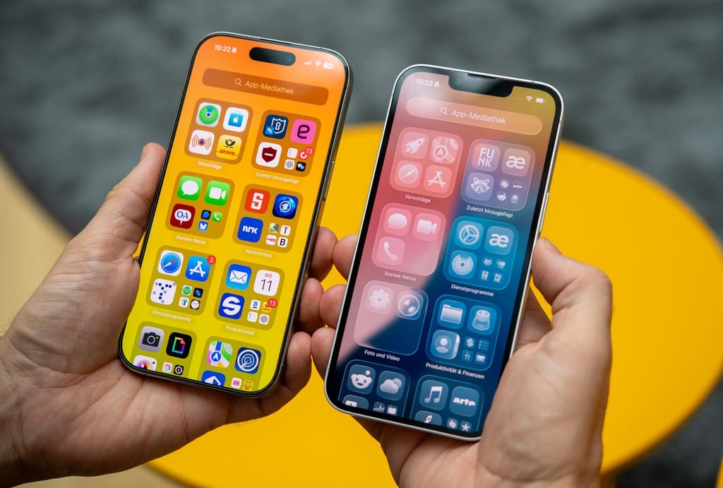 Links „alt“, rechts „neu“: iOS 26 arbeitet viel mit Transparenz-Effekten. Wer das nicht mag, kann es in den Bedienungshilfen reduzieren.