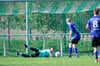 Der Torwart der Kombination  Bad Bibra/Saubach, Benjamin Hönig, pariert diesen Ball der Gastgeber.  Hannes Munkelt (Mitte) vom Germania-Fortuna-Team beobachtet die Szene.