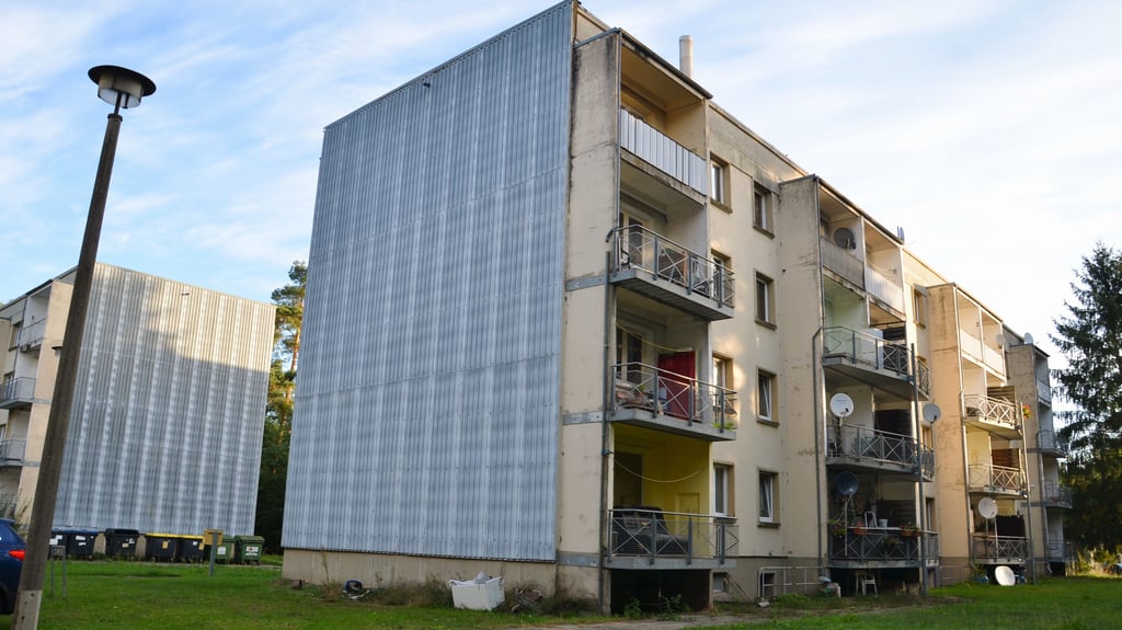 Noch aus NVA-Zeiten stammen die Wohnblöcke in Reuden-Süd, die in Berlin versteigert werden.