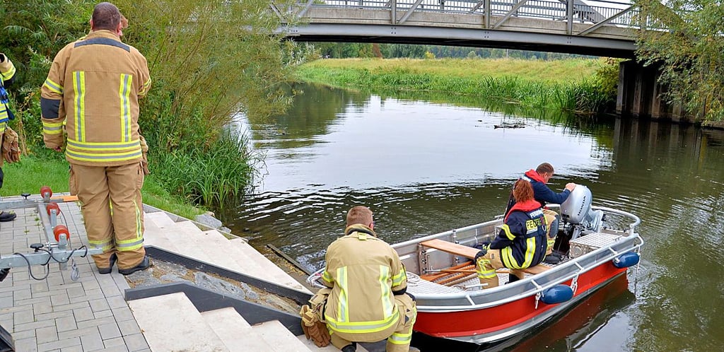 Kameraden der FFW Löderburg starten die Suche von der Bode aus.