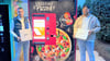 Christoph Ritzau (rechts) eröffnete mit Kollege Benjamin Rode kürzlich einen neuen Pizza-Automaten in Wernigerode.