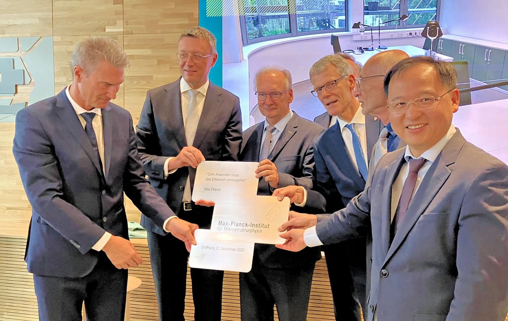 Feierlicher Akt aus prominenter Hand: Mit dieser Plakette ist zur Eröffnung die Grundsteinlegungs-Zeitkapsel im Institutsfoyer verschlossen worden.