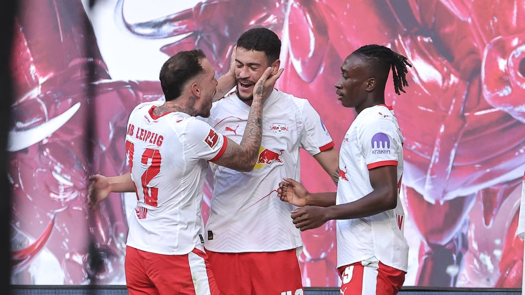 David Raum mit Romulo und Yan Diomande.