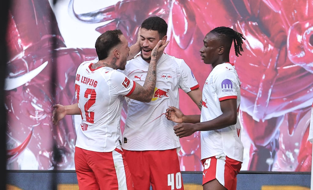 David Raum mit Romulo und Yan Diomande.