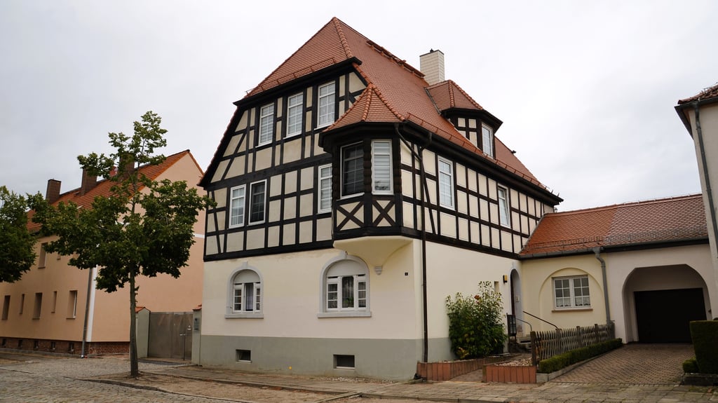 Nicht nur Kirchen, auch private Baudenkmäler wie dieses Fachwerkgebäude in Zerbst können von der Denkmalförderung des Landkreises Anhalt-Bitterfeld profitieren.