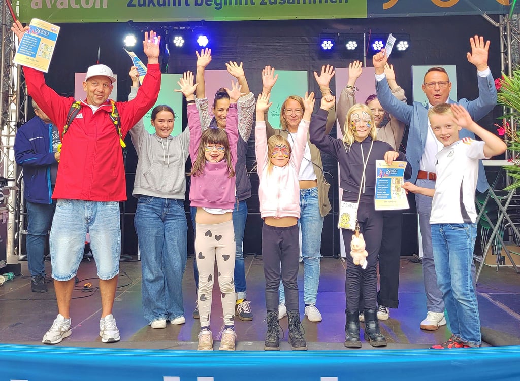 Jubel beim Hansefest 2025. Am Sonntag fand die Auswertung der Radel-Challenge statt. Den ersten Preis erradelten sich Jävenitzer Drittklässler. Sie konnten den Hauptpreis auf der Rathausplatzbühne in Empfang nehmen.