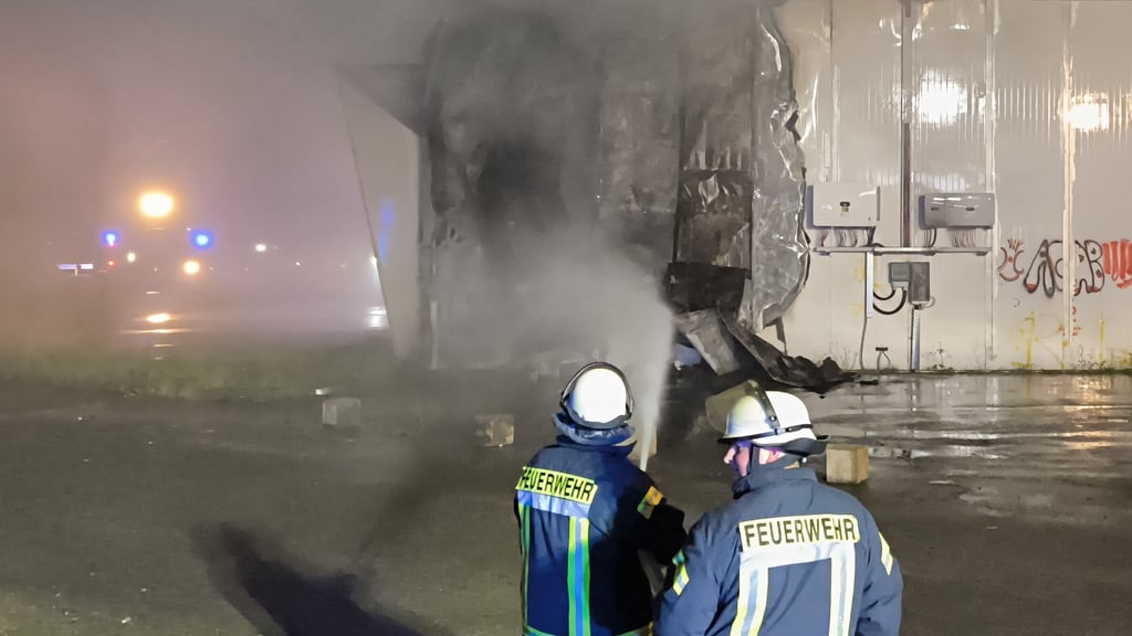Mehr als 100 Feuerwehrleute bekämpften am frühen Morgen des 12. September 2025 in Hasselfelde ein Feuer, das in einem einem ehemaligen Supermarkt ausgebrachen war.