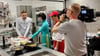 Dreharbeiten für „Mein Lokal, Dein Lokal“ im Wernigeröder Restaurant „Orchidea Huong“: Restaurantinhaberin Huong Trute und ihr Küchenchef Trimh Van Ngoc sind gespannt, wie dem Sternekoch Robin Pietsch ihr Essen schmeckt.