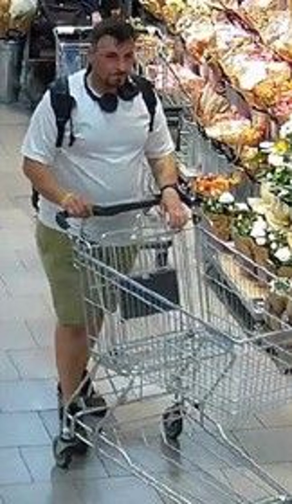 Supermarkt in Halle beklaut: Wer kennt diesen mutmaßlichen Dieb?