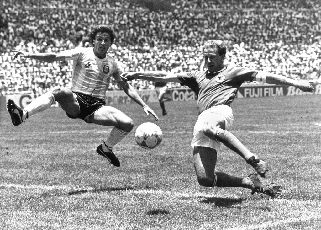 Karl-Heinz Rummenigge (r) im WM-Finale 1986 in Aktion. (Archivbild)