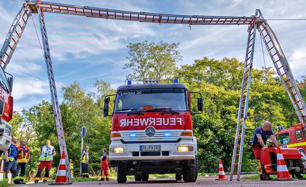 Unter einer Schlauchbrücke mit einer Höhe von 4,50 Meter können die großen Löschfahrzeuge der Einsatzkräfte ohne Probleme durchfahren, ohne Gefahr zu laufen, die Schläuche zu beschädigen.