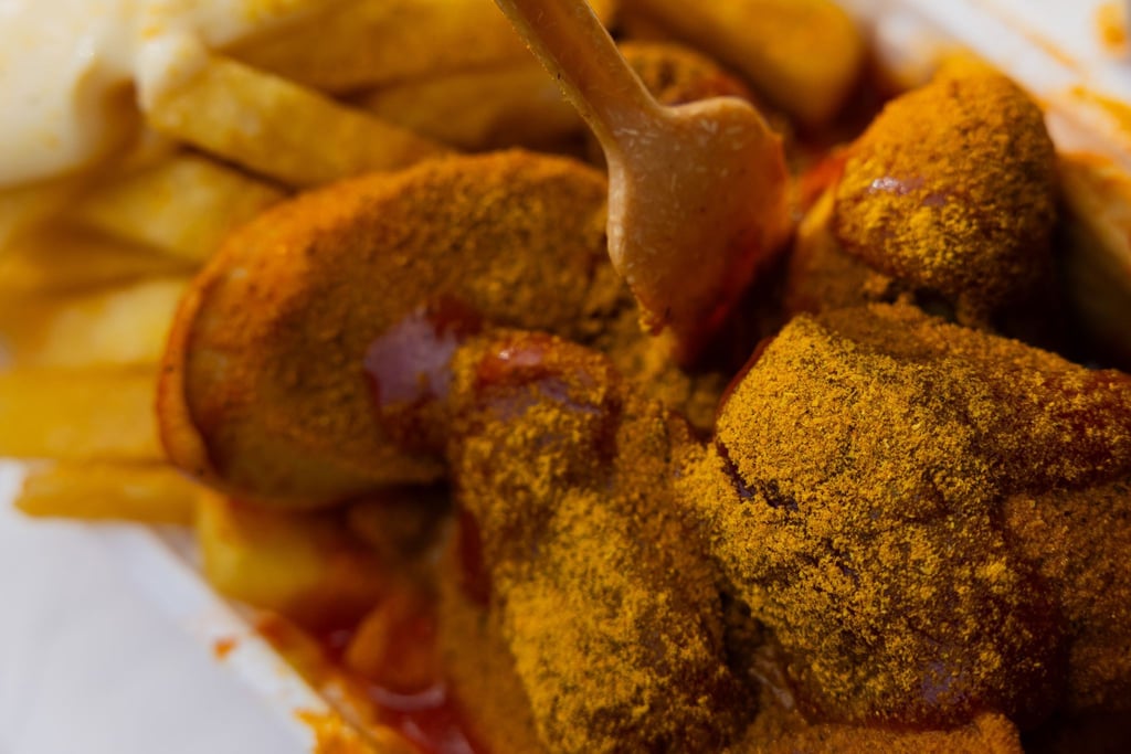 Wurst, Tomatensauce, englisches Curry: In „Peter Pomm's Pusztetten-Stube“ wird Currywurst immer noch genauso zubereitet wie vor fast 90 Jahren.