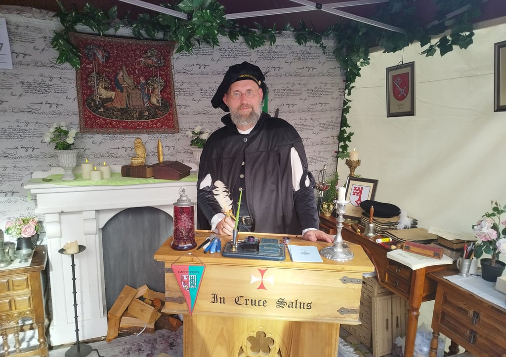 Christian Preuß als Magister Aegidius Morus erklärte den Gästen, was es mit der Hanse auf sich hatte und stellte auch hanseatische Dokumente aus, die aussehen, wie damals.