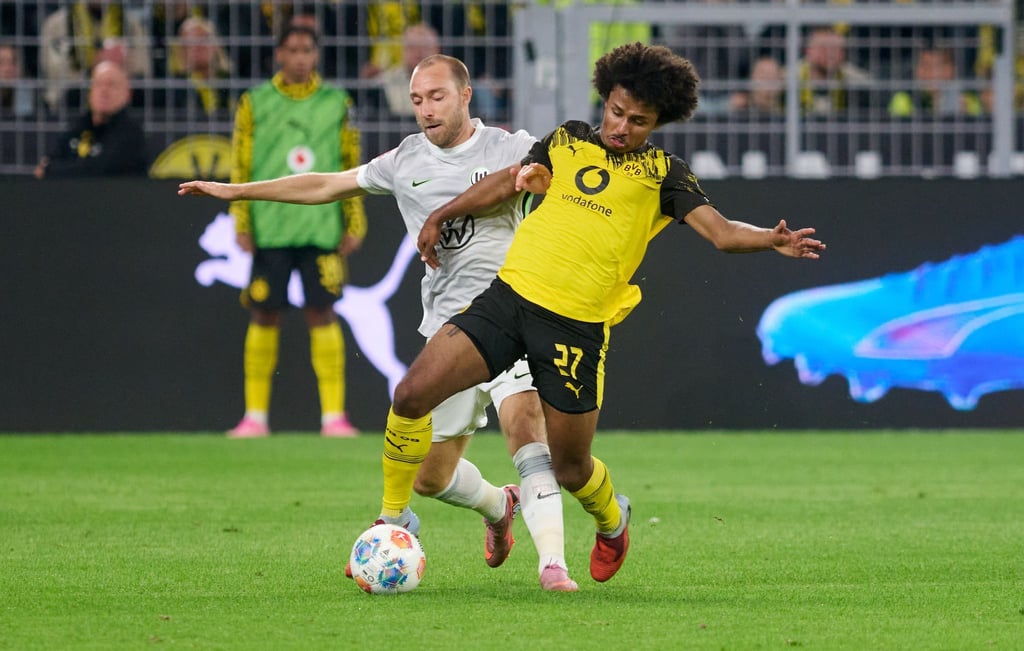Bundesliga-Debüt in Dortmund: Wolfsburgs neuer Star Christian Eriksen (l) im Zweikampf mit Dortmunds Karim Adeyemi.