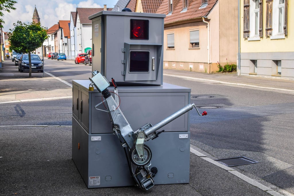 So könnte er aussehen, der semistationäre Blitzer im Anhänger, wie hier im mittelfränkischen Weiher.