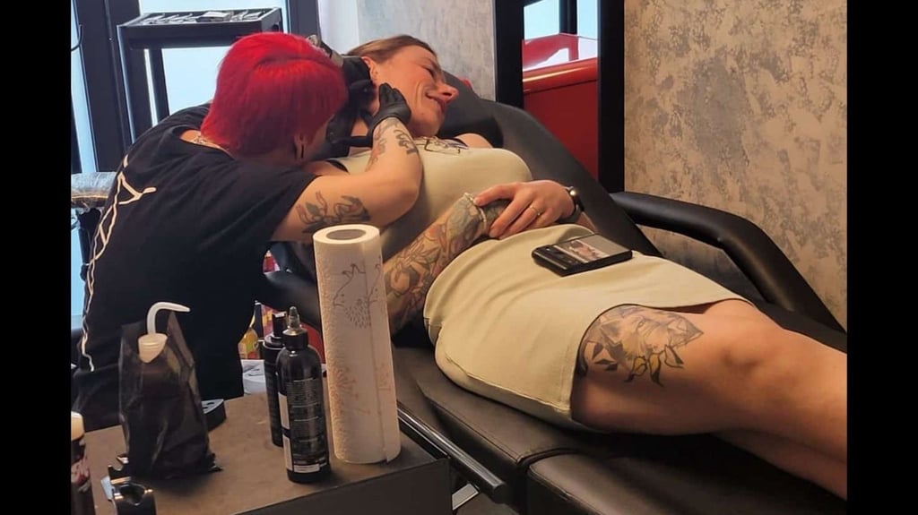 Auch Helferin Ulrike ließ sich zur passenden Zeit ein TwinWin-Stammzellenspende-Tattoo auf den Hals tätowieren.