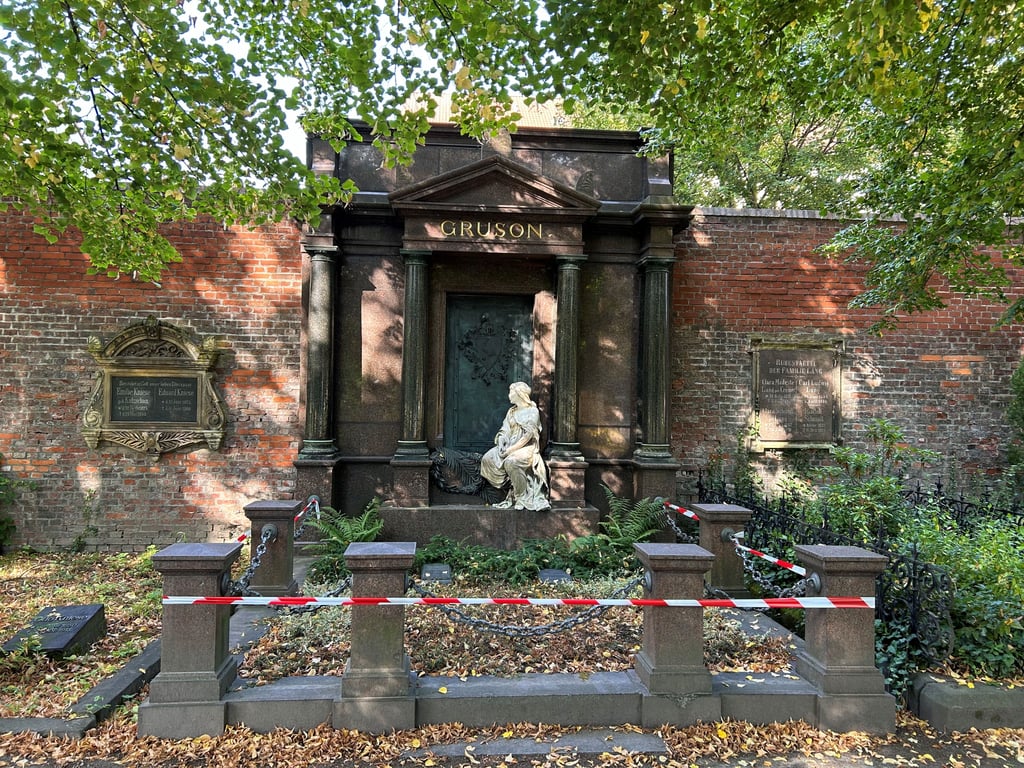 Am Gruson-Grab auf dem Magdeburger Südfriedhof finden Sanierungsarbeiten statt.