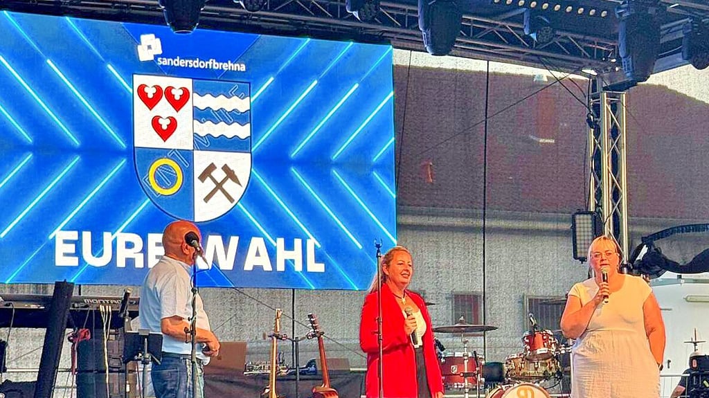 Steffi Syska (M.) und Anja Aschenbach lüften das Geheimnis um das Stadtwappen.