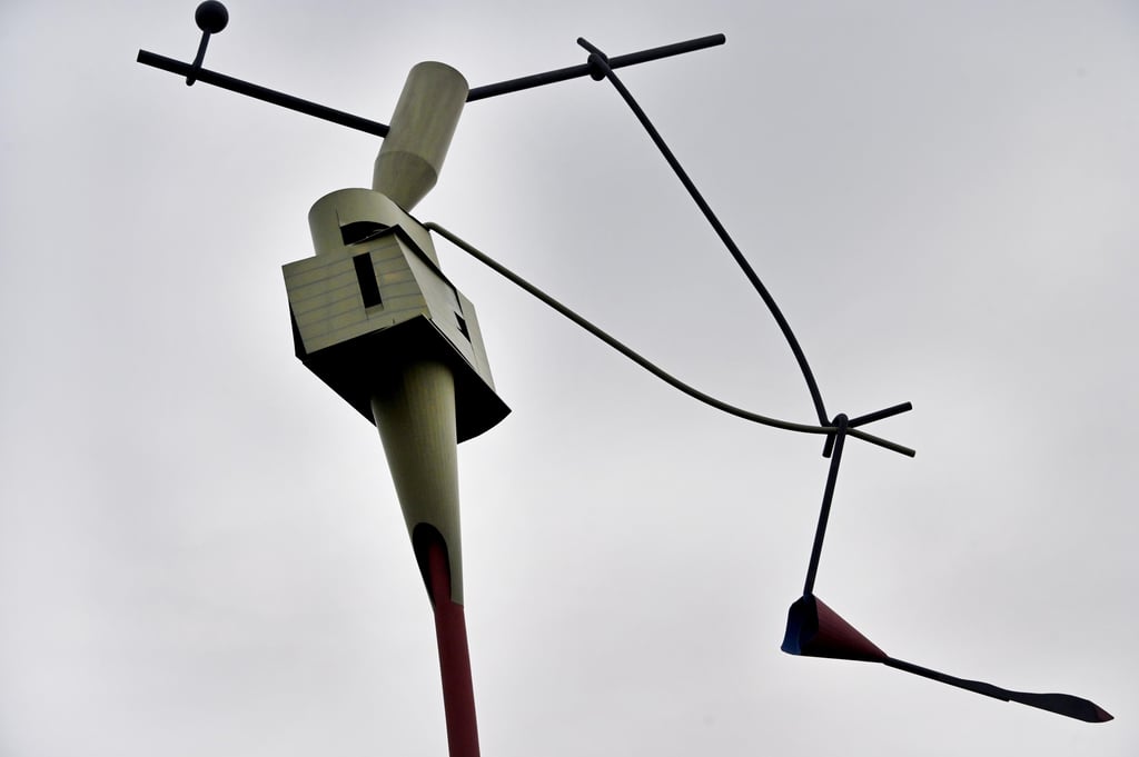 Die Skulptur auf der Friedensbrücke in Magdeburg muss saniert werden.