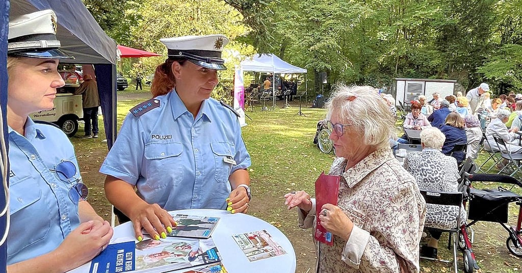 Die Regionalbereichsbeamtinnen Rebecca Heinze und Kathrin Spindler (von links) kamen mit vielen älteren Besuchern, wie dieser Dame aus Schönhausen, ins Gespräch.
