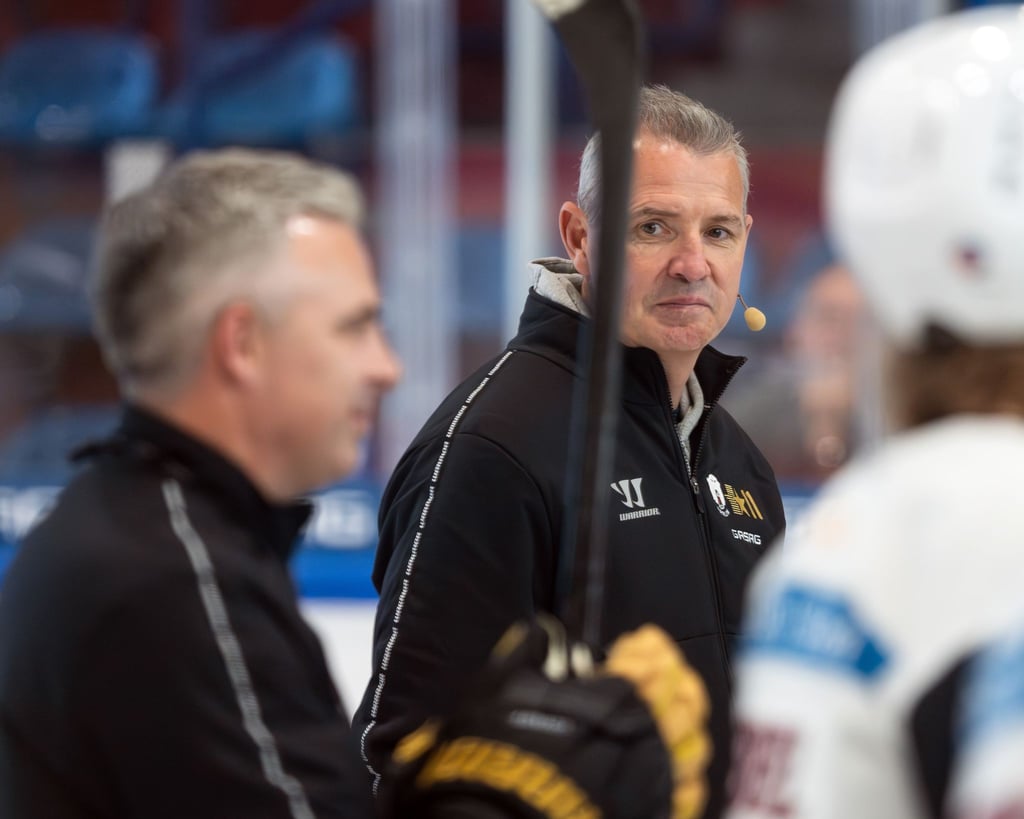 Coach Serge Aubin und die Eisbären Berlin müssen in der neuen DEL-Saison früh mit Problemen kämpfen.