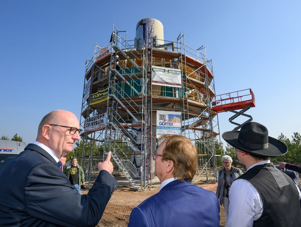 Vor einigen Monaten besuchte Ministerpräsident Dietmar Woidke (SPD) zusammen mit Gottfried Richter das Projekt. (Archivbild)