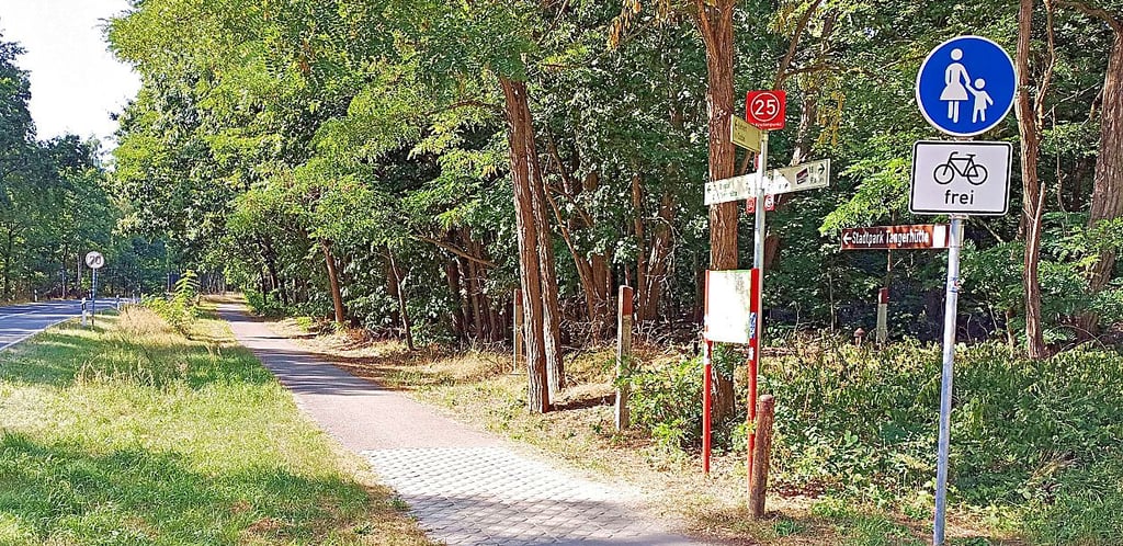 Der gemeinsame Geh- und Radweg zwischen Tangerhütte und Birkholz wurde zum Gehweg mit Zusatzschild umgewidmet. Fahrradfahrer müssten nun Schrittgeschwindigkeit fahren oder auf die Fahrbahn ausweichen.