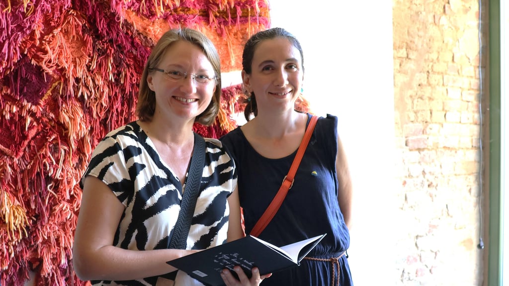 Melissa Friebe (links) aus Nitzow nutzte die Gelegenheit in Havelberg in der "Old School", von der Ukrainierin Mariia Chynkina mehr über das Kinderbuchprojekt zu erfahren.