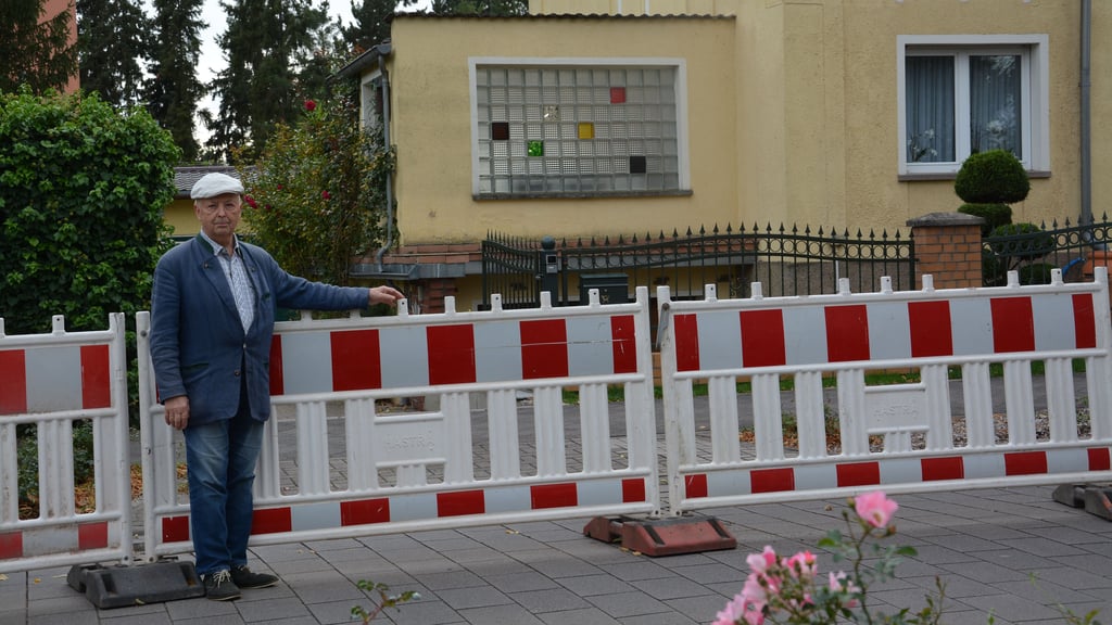 Heinz-Peter Murlowski kommt wegen der neuen Baustelle in der Magdeburger Straße nicht mehr zu seinem Haus.