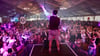 In Wernigerode startet die Oktoberfest-Saison 2025: An drei Abenden sind Fans von Dirndl und Lederhose im Festzelt auf dem Ochsenteichgelände zur Wernigeröder Wiesngaudi eingeladen.