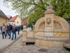 Ihm ist das Fest am kommenden Wochenende in Tultewitz gewidmet: dem Margaretenbrunnen, hier bei der Begehung im Zuge des Dorfspaziergangs von Naumburgs OB Armin Müller im Mai vor zwei Jahren.