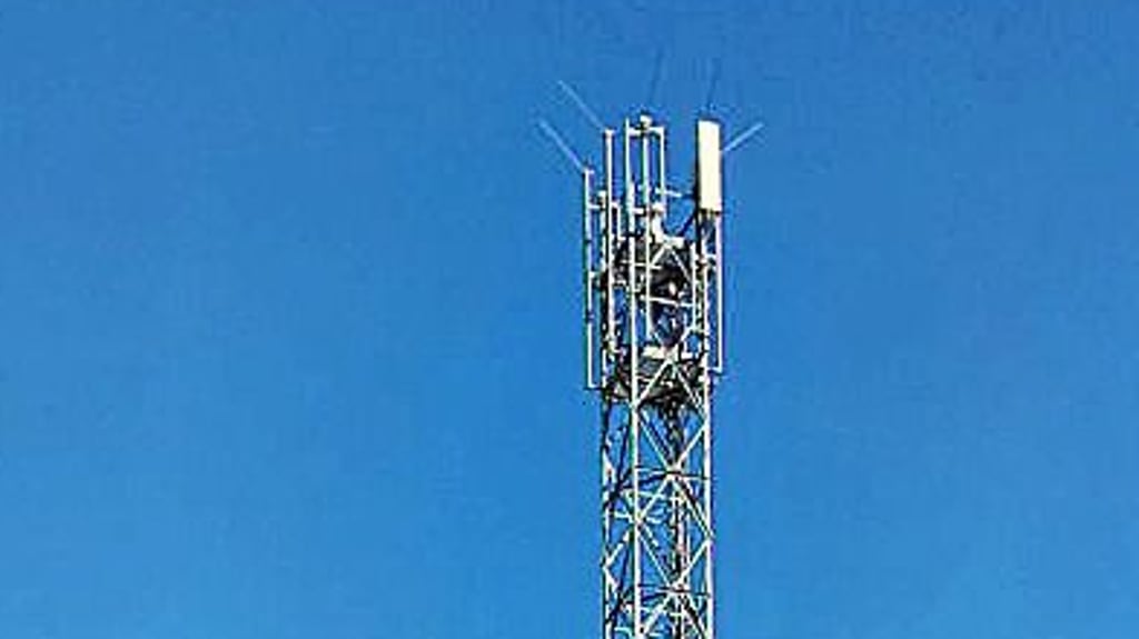 Endlich am Netz: der neue Funkturm an der L 232 bei Horla.