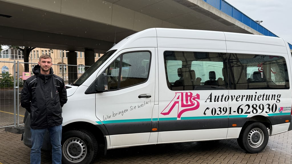 Benno Adelheim ist der Inhaber von Alis-Autovermietung. Das Geschäftsgelände seines Unternehmens wird direkt von der gesperrten Halberstädter Ringbrücke überragt.