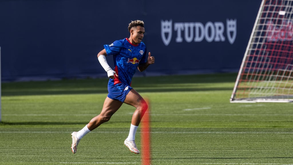 RB-Offensivspieler Antonio Nusa mit Manschette beim Training