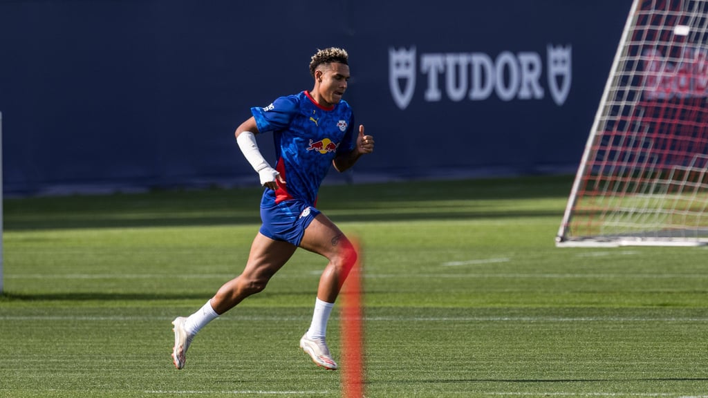 RB-Offensivspieler Antonio Nusa mit Manschette beim Training