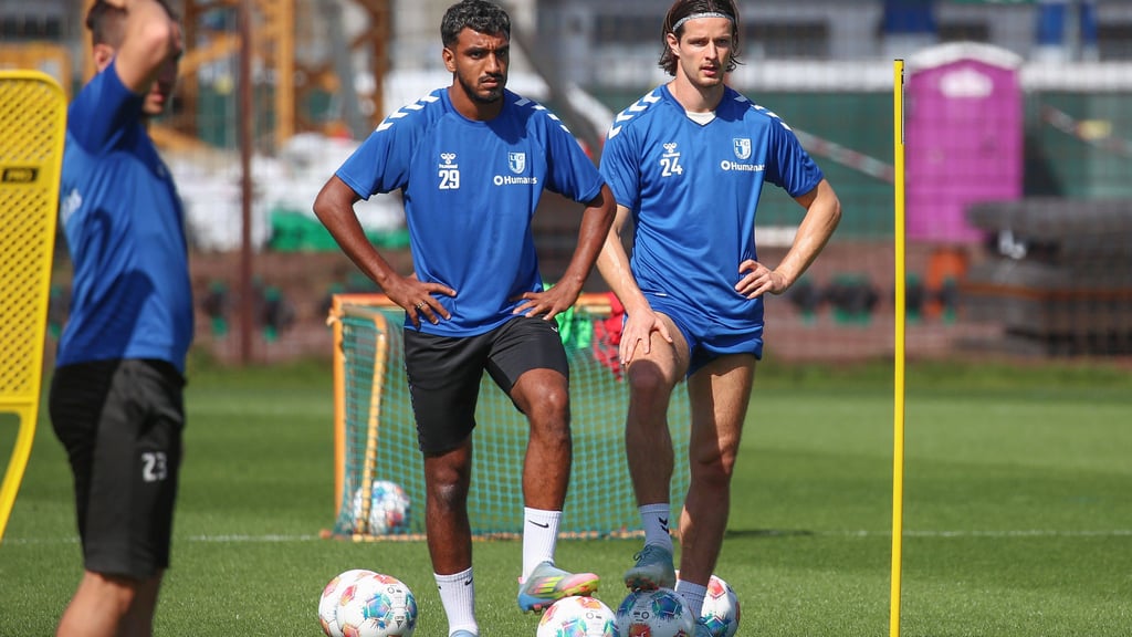Baris Atik, Rayan Ghrieb und Jean Hugonet (v.l.) vom 1. FC Magdeburg: am Samstag wartet der Karlsruher SC.