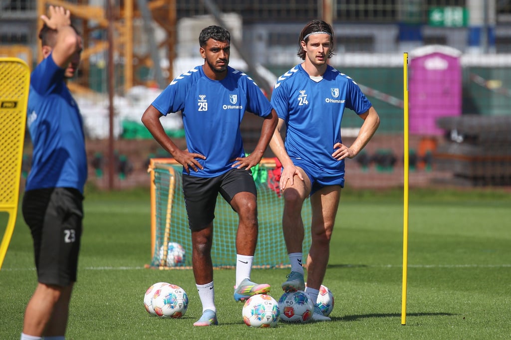 Baris Atik, Rayan Ghrieb und Jean Hugonet (v.l.) vom 1. FC Magdeburg: am Samstag wartet der Karlsruher SC.