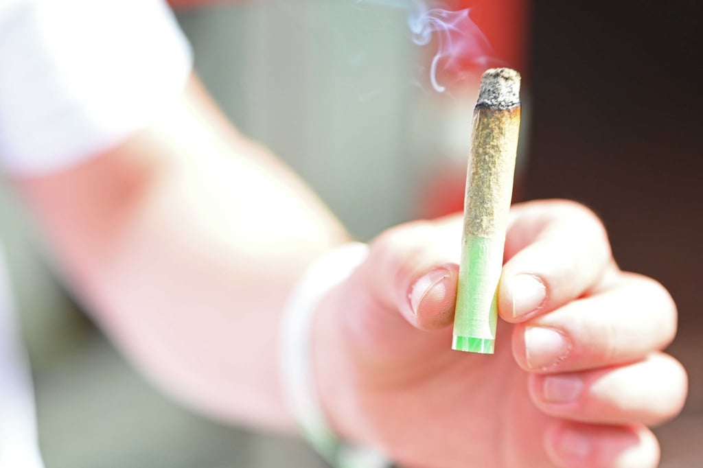Junge Erwachsene greifen einer neuen Studie zufolge häufiger zu Cannabis als früher. (Illustration)