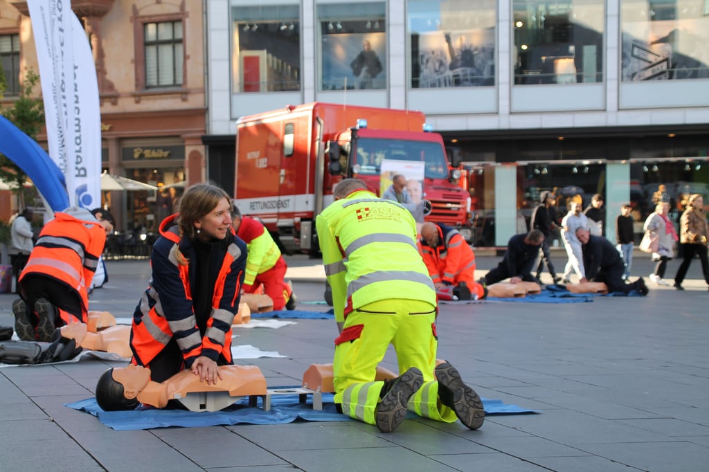 Wie man richtig Leben rettet, zeigten Notärzte am Dienstag auf dem Marktplatz in Halle.