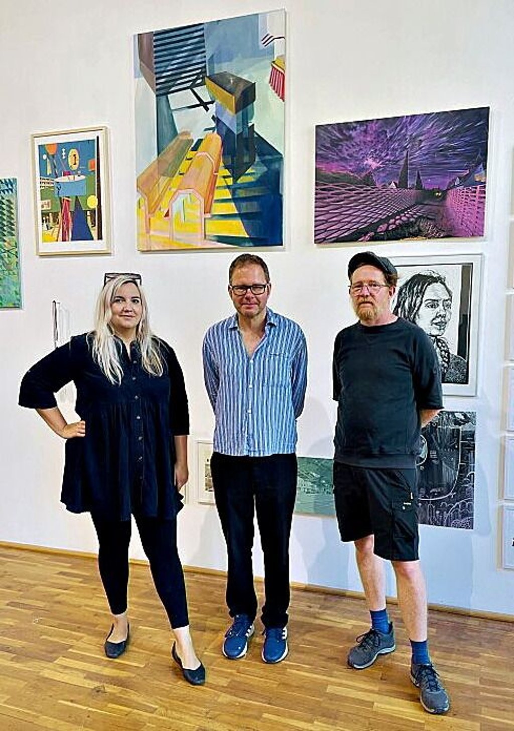 Nora Mona Bach, die Vereinsvorsitzende des Künstlerhauses 188, mit den Kuratoren der Ausstellung Sebastian Gerstengarbe (M.) und Torsten Enzio Richter.