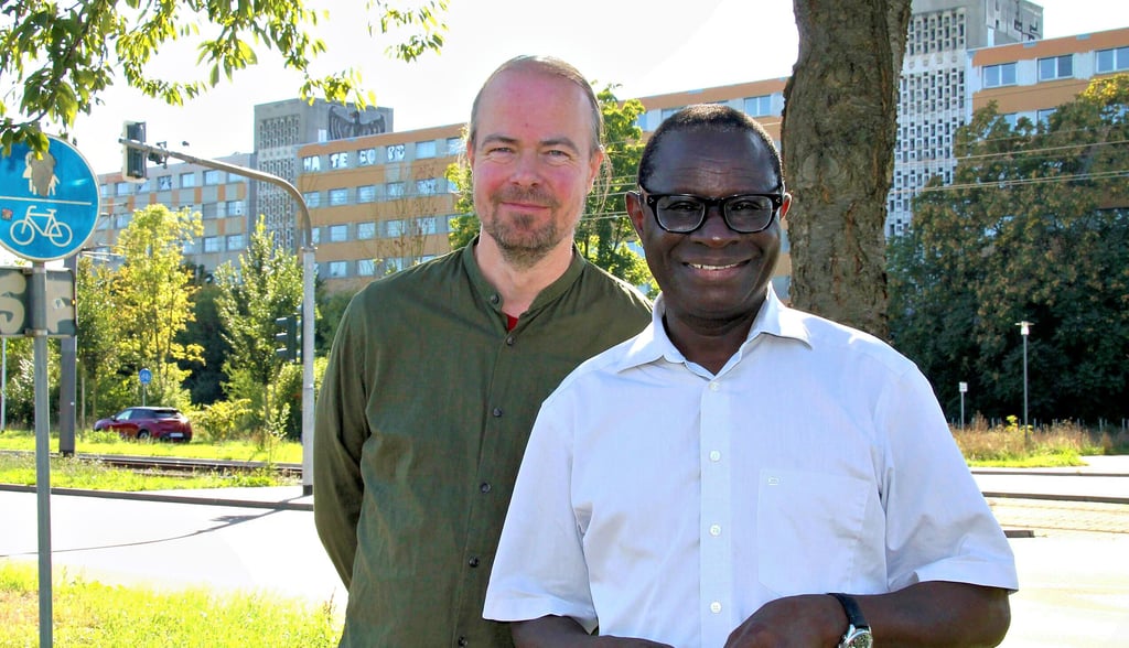 Sie wollen den zur Verfügung stehenden Raum gern nutzen: Ulrich Möbius (links) und Karamba Diaby stehen vor der einstigen Stasi-Bezirkszentrale am Gimritzer Damm.