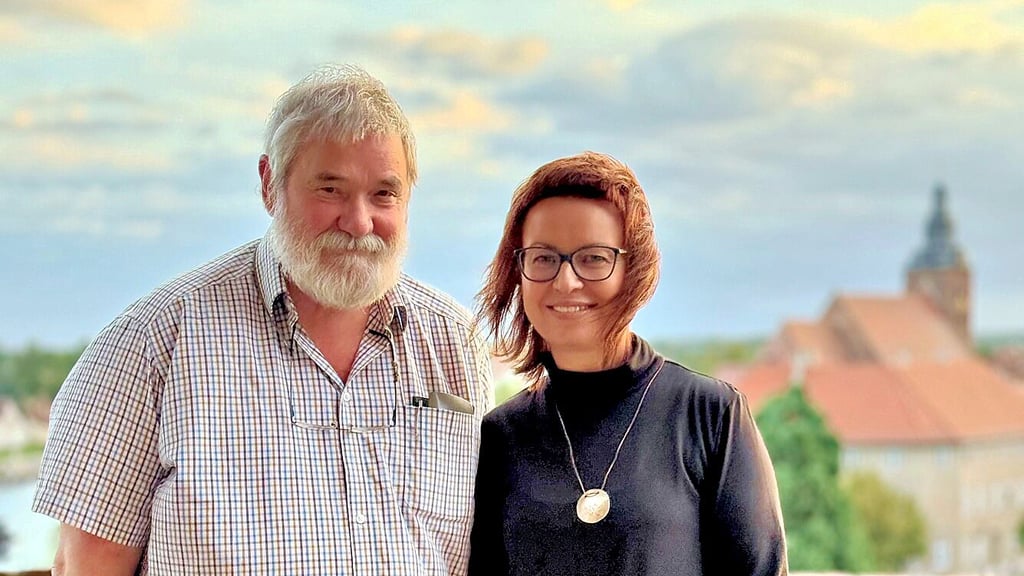 Natalka Sniadanko aus der Ukraine wird bei ihren Leseabenden von Wolfram Tschiche unterstützt. Sie las in Havelberg aus ihren Briefen unter dem Titel „Weil die Wunden Vögel werden“.