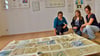    Anna und Maya (v. li.) haben  an der Ausstellung „Wasser im Wandel“ mitgearbeitet und präsentieren sie den Besuchern, so wie  Heidi aus Großörner, die sich die Keramiken zum Thema Wasser anschaut.