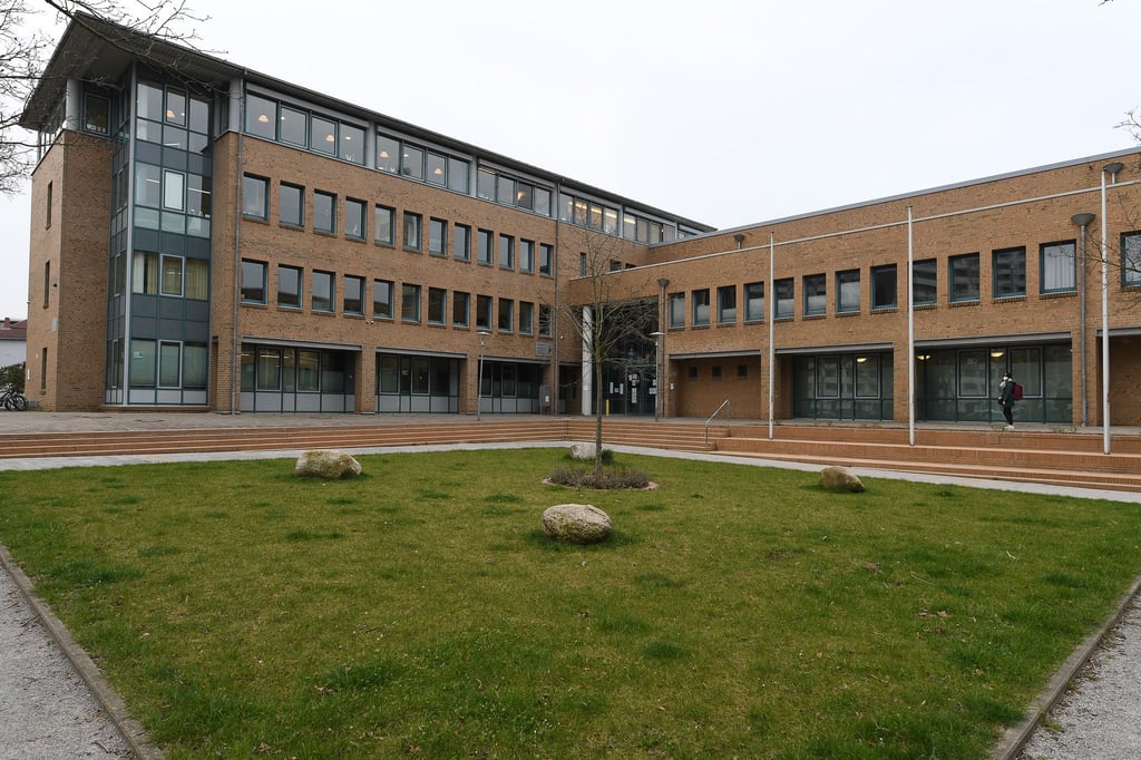 Die Verurteilung eines Mannes zu einer lebenslangen Freiheitsstrafe ist rechtskräftig. Das Landgericht Göttingen hatte ihn im Februar wegen Mordes verurteilt, weil er seine Frau mit Messerstichen getötet hatte. (Archivfoto)