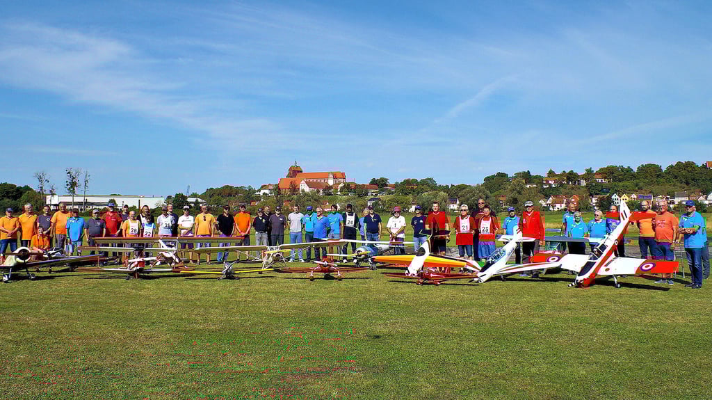 Das herrliche Sommerwetter in Havelberg wurde von allen Teilnehmern für ein Erinnerungsfoto an die 52. Internationale Deutsche Meisterschaft im Semi-Scale Motormodelle genutzt.