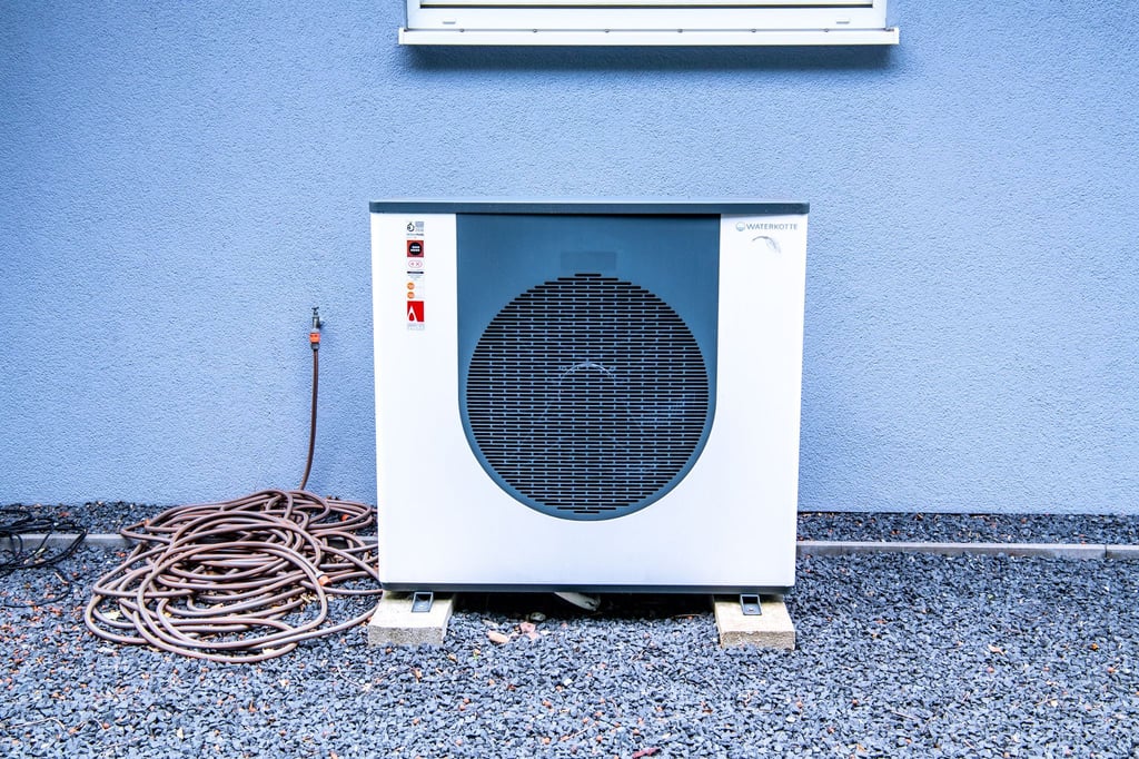Kurz vor der Heizsaison empfiehlt es sich, seine Wärmepumpe nochmal von außen zu reinigen. Die Innenreinigung sollte man Fachpersonal überlassen.