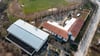 Blick von oben auf die Reinhard-Lakomy-Schule in Halberstadt mit Turnhalle und Sportplatz.